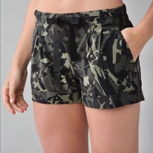 Lulu Soring Break Away 11 short in Camo sz 2
